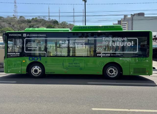 Ônibus elétrico bate em motociclista e se envolve em acidente no primeiro teste em Natal