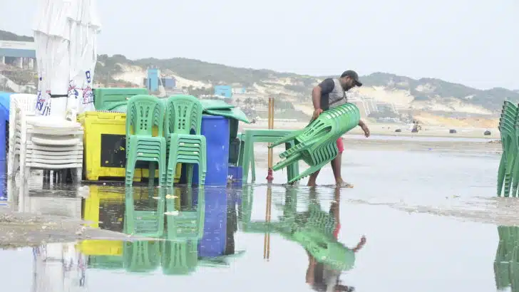 Comerciantes criticam falta de estrutura na engorda de Ponta Negra após alagamento causado por chuvas