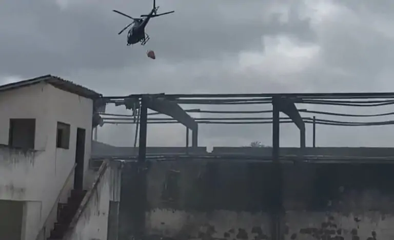 Fábrica de material reciclável é atingida por incêndio em Parnamirim