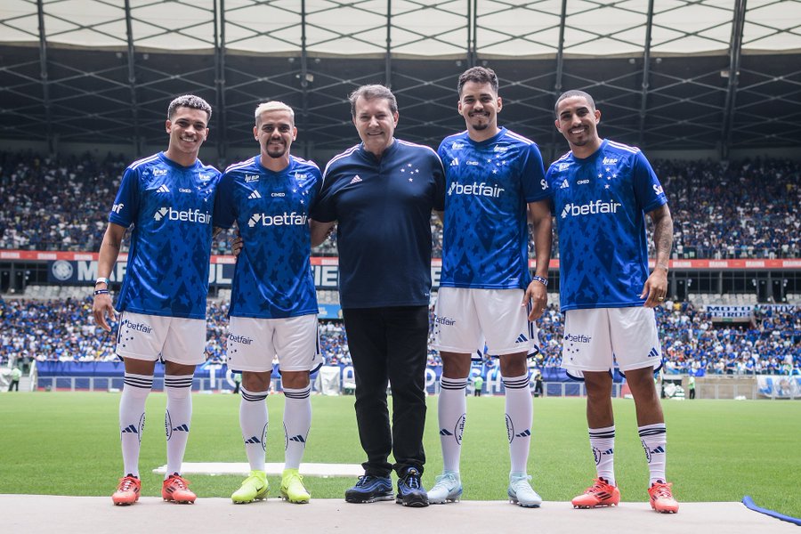 Gabigol é apresentado pelo Cruzeiro em um Mineirão lotado