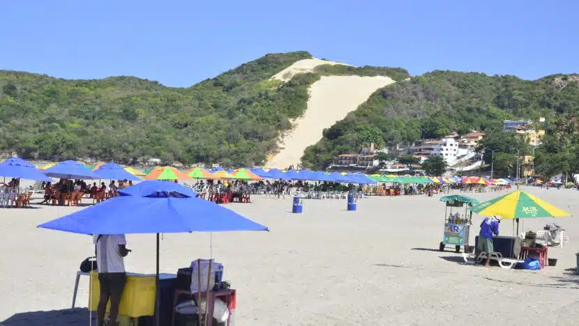 Turistas criticam aluguel de barracas e comparam Ponta Negra a João Pessoa