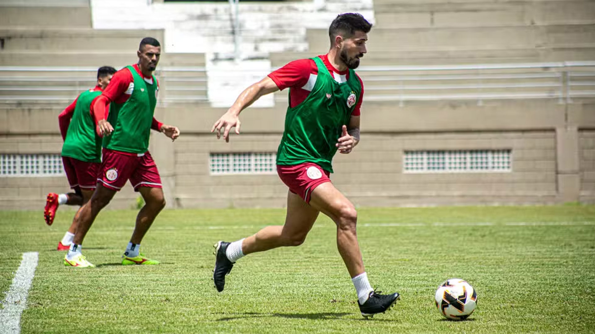 Volante do América-RN vê grupo ciente de responsabilidade e destaca cobrança interna