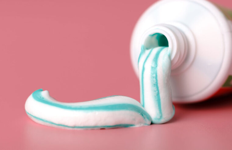 Anvisa alerta para uso de creme dental com fluoreto de estanho