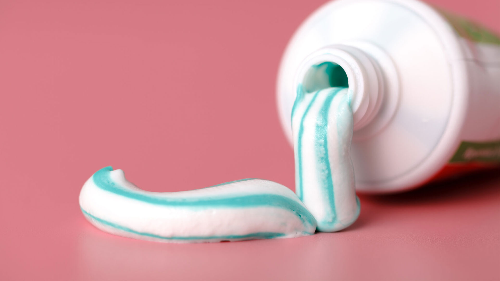 Anvisa alerta para uso de creme dental com fluoreto de estanho