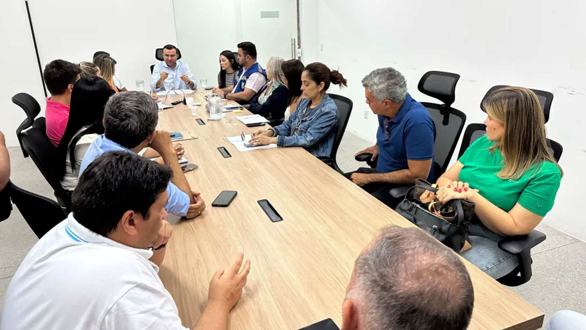 Prefeito Emídio Júnior lidera reunião para avaliar ocorrências causadas pelas chuvas e encaminhar soluções