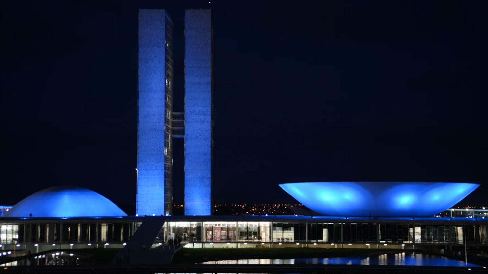 Congresso ganha iluminação em menção à prevenção do câncer de intestino