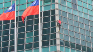 Americano escala prédio de 101 andares sem cordas em Taiwan