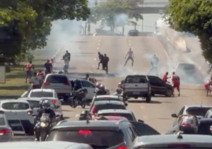 Confronto entre torcedores de América e ABC deixa rastro de violência na BR-101. Veja vídeo