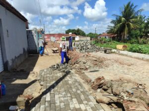 Obras de pavimentação e implantação de calçadas avançam no Loteamento Santa Rosa e nos Guarapes