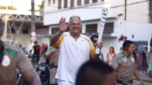 Oscar Schmidt se emocionou ao conduzir tocha olímpica em Natal, onde nasceu