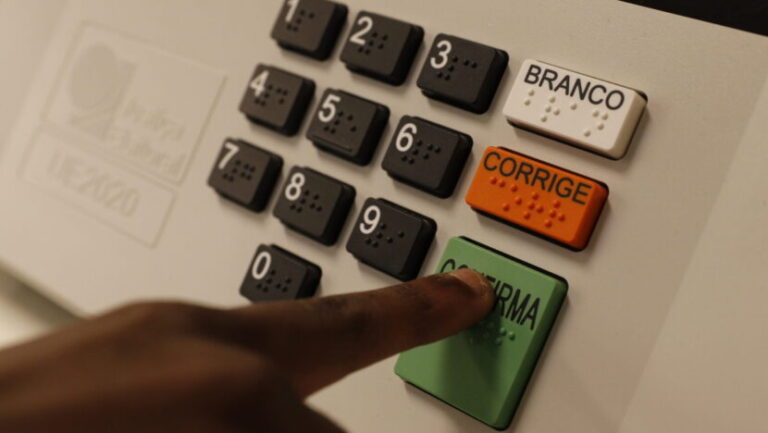 Cabina de votação com a nova urna modelo UE2020